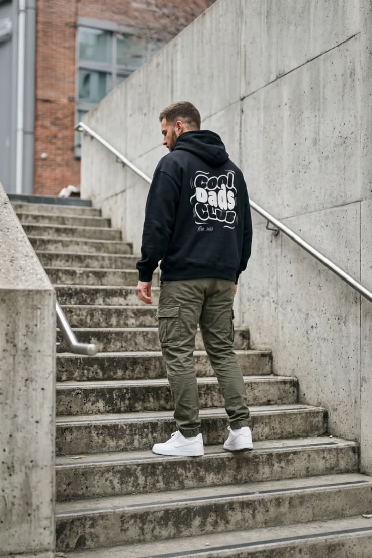 Moderner Vater im schwarzen Statement-Hoodie