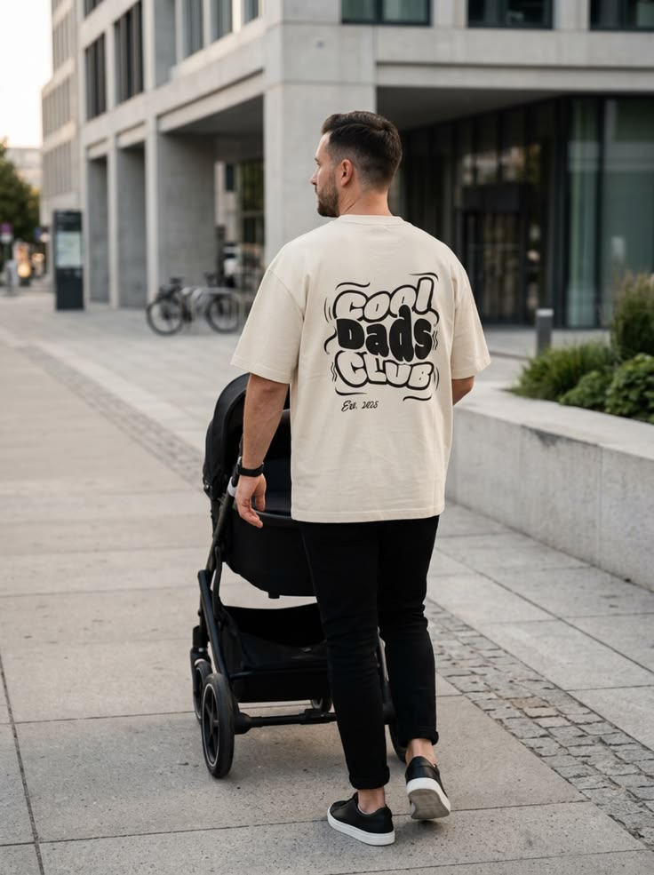 Vater im Vaterstück Shirt mit Kinderwagen